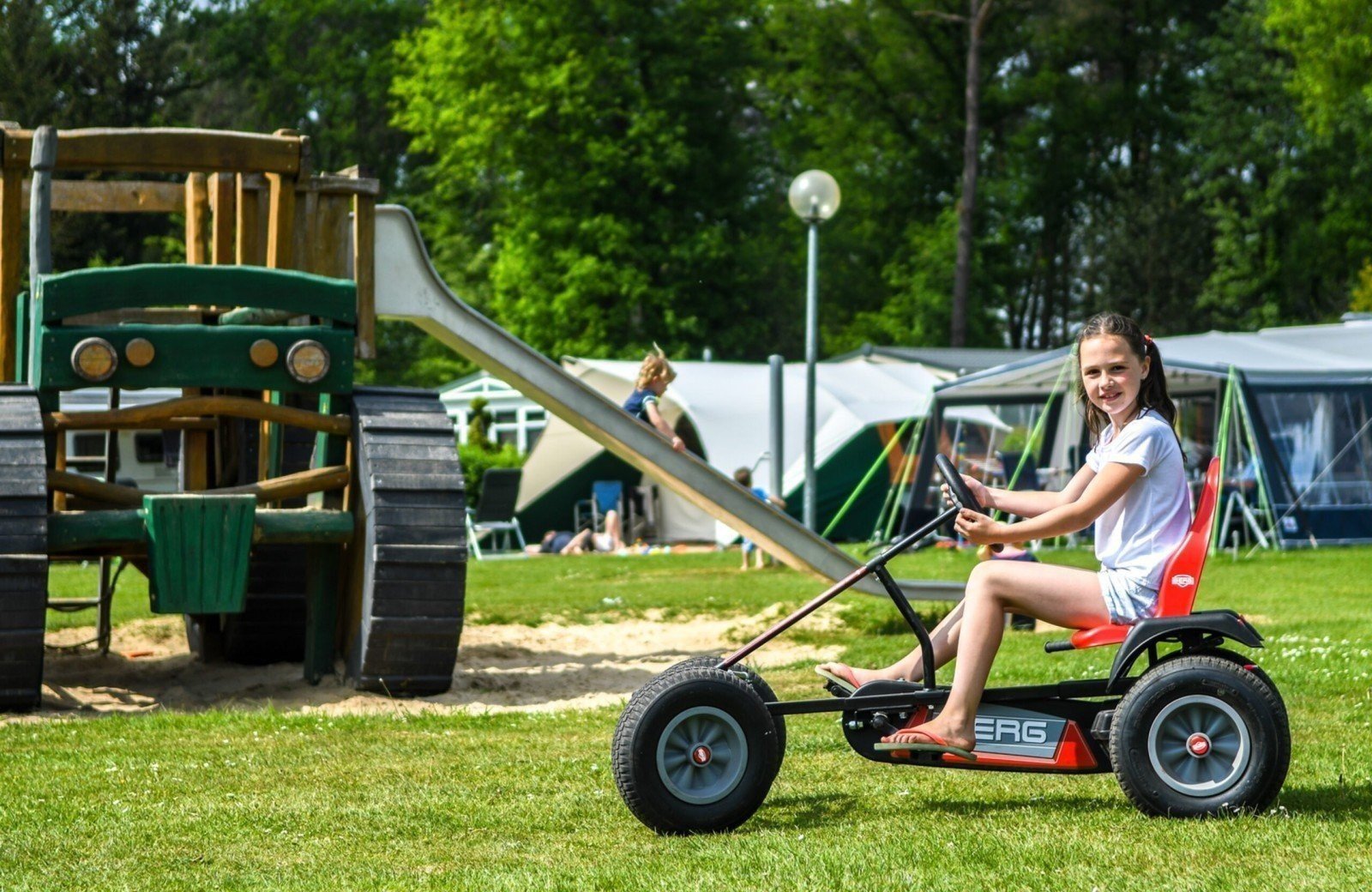 M&auml;dchen auf Kart im Ferienpark Bergsehaak nahe Enschede